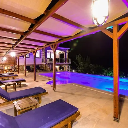 Exclusive 4 Bedroom Villa, 1006