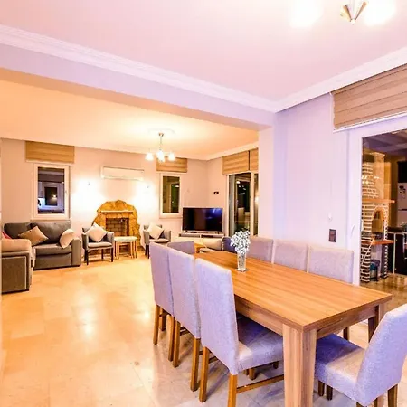 Exclusive 4 Bedroom Villa, 1006