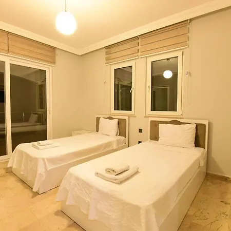 Exclusive 4 Bedroom Villa, 1006 *