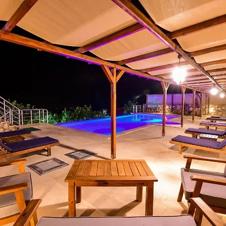Exclusive 4 Bedroom Villa, 1006 *