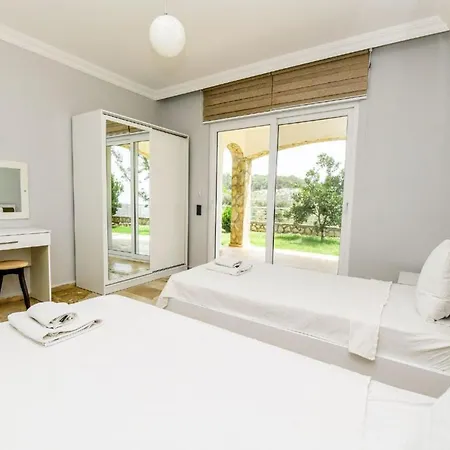 Exclusive 4 Bedroom Villa, 1006 *