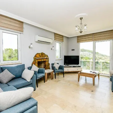 Exclusive 4 Bedroom Villa, 1006 *