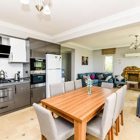 Exclusive 4 Bedroom Villa, 1006 *