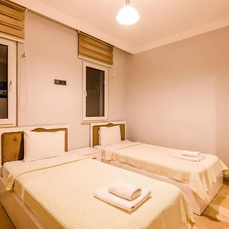 Exclusive 4 Bedroom Villa, 1006 *