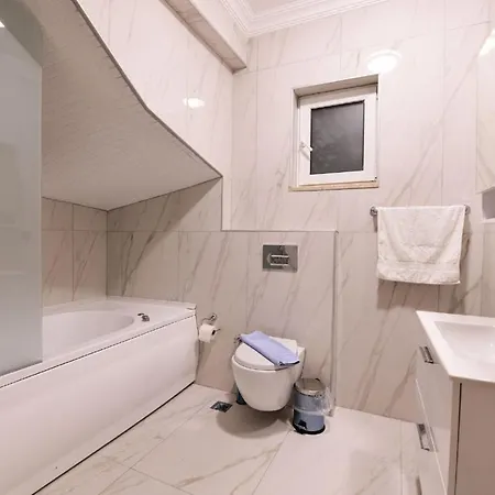 Exclusive 4 Bedroom Villa, 1006 *